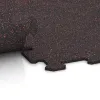 Großaufnahme vom Verbindungssystem von WARCO-Boden 1033 - Stair covering im Farbdesign Light Red Speckled. Abmessungen 970 x 970 x 8 mm.