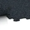 Großaufnahme vom Verbindungssystem von WARCO-Boden 1038 - Stair covering im Farbdesign Light Blue Speckled. Abmessungen 970 x 970 x 8 mm.