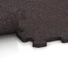 Großaufnahme vom Verbindungssystem von WARCO-Boden 1126 - Fitness Floor Compact im Farbdesign Light Red Speckled. Abmessungen 970 x 970 x 16 mm.
