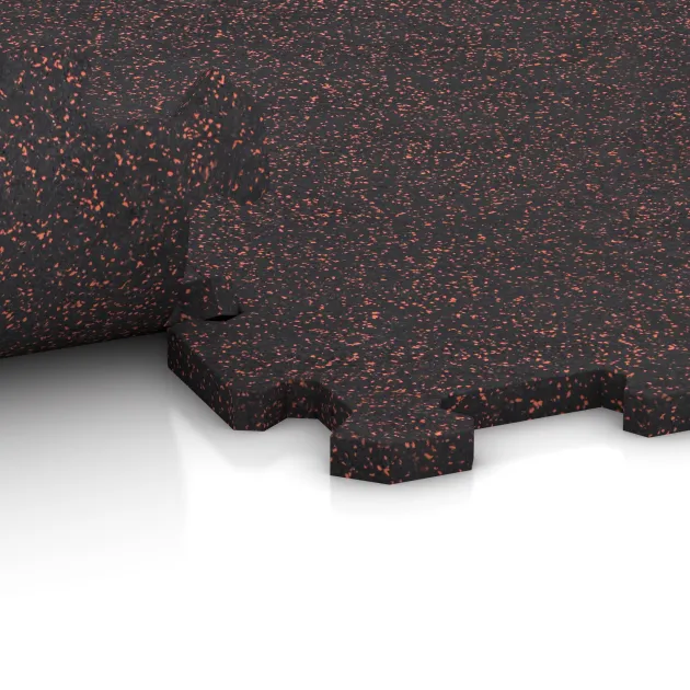 Großaufnahme vom Verbindungssystem von WARCO-Boden 1126 - Fitness Floor Compact im Farbdesign Light Red Speckled. Abmessungen 970 x 970 x 16 mm.
