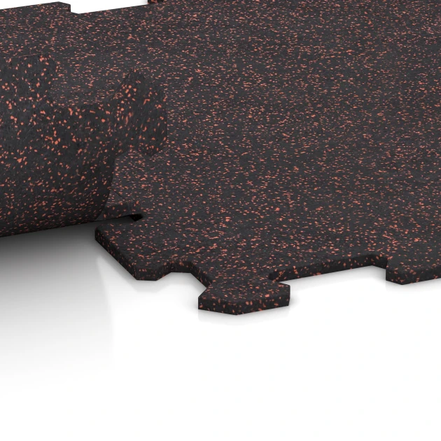 Großaufnahme vom Verbindungssystem von WARCO-Boden 0912 - Fitness Floor Compact im Farbdesign Light Red Speckled. Abmessungen 485 x 485 x 8 mm | 0,235 m².