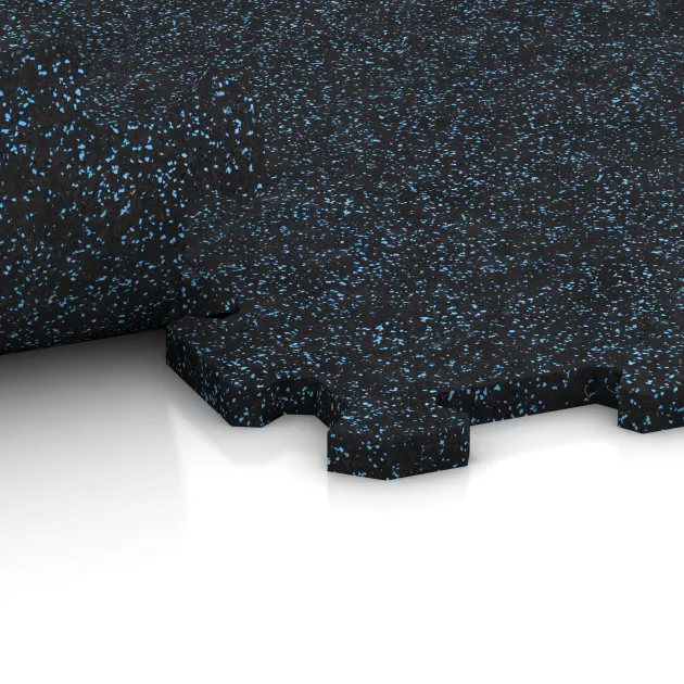Großaufnahme vom Verbindungssystem von WARCO-Boden 0993 - Fitness Floor Compact im Farbdesign Light Blue Speckled. Abmessungen 485 x 485 x 16 mm.
