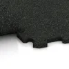 Großaufnahme vom Verbindungssystem von WARCO-Boden 0981 - Stair tread tile im Farbdesign Light Green Speckled. Abmessungen 485 x 485 x 16 mm.