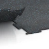 Großaufnahme vom Verbindungssystem von WARCO-Boden 6457 - Fitness Floor Compact im Farbdesign Light Blue Speckled. Abmessungen 50 × 50 × 0,8 cm.