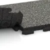 Großaufnahme vom Verbindungssystem von WARCO-Boden 1340 - Pool Decking Tile Classic im Farbdesign Gray Granite. Abmessungen 500 x 500 x 40 mm.