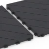 Großaufnahme vom Verbindungssystem von WARCO-Boden 6325 - Herringbone – Deck Tile im Farbdesign Slate. Abmessungen 38,5 x 38,5 x 2 cm.