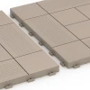 Großaufnahme vom Verbindungssystem von WARCO-Boden 6238 - Panel Pattern – Deck Tile im Farbdesign Vanilla. Abmessungen 38,5 x 38,5 x 2 cm.
