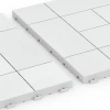 Großaufnahme vom Verbindungssystem von WARCO-Boden 6235 - Panel Pattern – Deck Tile im Farbdesign Chalk. Abmessungen 38,5 x 38,5 x 2 cm.