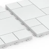 Großaufnahme vom Verbindungssystem von WARCO-Boden 6333 - Block Pattern – Deck Tile im Farbdesign Chalk. Abmessungen 38,5 x 38,5 x 2 cm.
