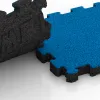 Großaufnahme vom Verbindungssystem von WARCO-Boden 4257 - Rubber click tile im Farbdesign Sky Blue. Abmessungen 306 x 306 x 30 mm.
