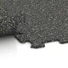 Großaufnahme vom Verbindungssystem von WARCO-Boden 1019 - Fitness Floor Compact im Farbdesign Dark Grey Granite. Abmessungen 970 x 970 x 8 mm.
