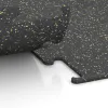 Großaufnahme vom Verbindungssystem von WARCO-Boden 3752 - Fitness Performance Elite Training Floor im Farbdesign Light Yellow Speckled. Abmessungen 1000 x 1000 x 10 mm.