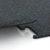 Großaufnahme vom Verbindungssystem von WARCO-Boden 3770 - Fitness Performance Elite Training Floor im Farbdesign Light Blue Speckled. Abmessungen 50 x 50 x 1,5 cm | 0,25 m².