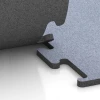Großaufnahme vom Verbindungssystem von WARCO-Boden 6156 - Fitness Performance Elite Training Floor im Farbdesign Mist Grey. Abmessungen 50 x 50 x 2 cm | 0,25 m².