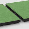 Großaufnahme vom Verbindungssystem von WARCO-Boden 6133 - Playground safety tile – CFH 125 cm im Farbdesign Linden green. Abmessungen 50 x 50 x 4 cm.