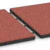 Großaufnahme vom Verbindungssystem von WARCO-Boden 6179 - Terrace Tile Classic im Farbdesign Tomato red. Abmessungen 50 x 50 x 3 cm.