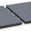 Großaufnahme vom Verbindungssystem von WARCO-Boden 6130 - Playground safety tile – CFH 95 cm im Farbdesign Graphite grey. Abmessungen 50 x 50 x 3 cm.