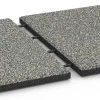 Großaufnahme vom Verbindungssystem von WARCO-Boden 6414 - Playground safety tile – CFH 90 cm im Farbdesign Grey Granite. Abmessungen 50 x 50 x 3 cm.