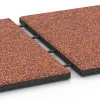 Großaufnahme vom Verbindungssystem von WARCO-Boden 6417 - Playground safety tile – CFH 90 cm im Farbdesign Embers. Abmessungen 50 x 50 x 3 cm.