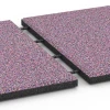 Großaufnahme vom Verbindungssystem von WARCO-Boden 6418 - Playground safety tile – CFH 90 cm im Farbdesign Lavender. Abmessungen 50 x 50 x 3 cm.
