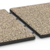 Großaufnahme vom Verbindungssystem von WARCO-Boden 6419 - Playground safety tile – CFH 90 cm im Farbdesign Travertine. Abmessungen 50 x 50 x 3 cm.
