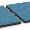 Großaufnahme vom Verbindungssystem von WARCO-Boden 6420 - EPDM Playground Safety Tile – 90 cm im Farbdesign Atlantic. Abmessungen 50 x 50 x 3 cm | 0,25 m².