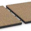 Großaufnahme vom Verbindungssystem von WARCO-Boden 6421 - EPDM Playground Safety Tile – 90 cm im Farbdesign Rattan. Abmessungen 50 x 50 x 3 cm | 0,25 m².
