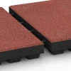 Großaufnahme vom Verbindungssystem von WARCO-Boden 6140 - Playground safety tile – CFH 205 cm im Farbdesign Tomato red. Abmessungen 50 x 50 x 7 cm.