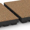 Großaufnahme vom Verbindungssystem von WARCO-Boden 6443 - Playground safety tile – CFH 210 cm im Farbdesign Terracotta. Abmessungen 50 x 50 x 7 cm.