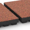 Großaufnahme vom Verbindungssystem von WARCO-Boden 6444 - Playground safety tile – CFH 210 cm im Farbdesign Embers. Abmessungen 50 x 50 x 7 cm.