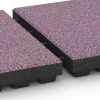 Großaufnahme vom Verbindungssystem von WARCO-Boden 6445 - Playground safety tile – CFH 210 cm im Farbdesign Lavender. Abmessungen 50 x 50 x 7 cm.