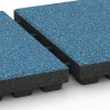 Großaufnahme vom Verbindungssystem von WARCO-Boden 6447 - Playground safety tile – CFH 210 cm im Farbdesign Atlantic. Abmessungen 50 x 50 x 7 cm.