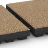 Großaufnahme vom Verbindungssystem von WARCO-Boden 6448 - Playground safety tile – CFH 210 cm im Farbdesign Rattan. Abmessungen 50 x 50 x 7 cm.