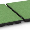 Großaufnahme vom Verbindungssystem von WARCO-Boden 6137 - Playground safety tile – CFH 170 cm im Farbdesign Linden green. Abmessungen 50 x 50 x 4,8 cm.