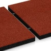 Großaufnahme vom Verbindungssystem von WARCO-Boden 6260 - Playground safety tile – 150 cm im Farbdesign Brick red. Abmessungen 50 x 50 x 4,5 cm.