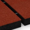 Großaufnahme vom Verbindungssystem von WARCO-Boden 6205 - Playground Safety Tiles im Farbdesign Brick red. Abmessungen 50 x 50 x 8 cm.