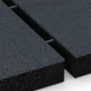 Großaufnahme vom Verbindungssystem von WARCO-Boden 6233 - Playground Safety Tiles im Farbdesign Slate grey. Abmessungen 50 x 50 x 8 cm.