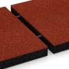 Großaufnahme vom Verbindungssystem von WARCO-Boden 6266 - Playground safety tile – 180 cm im Farbdesign Brick red. Abmessungen 50 x 50 x 6 cm.