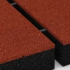 Großaufnahme vom Verbindungssystem von WARCO-Boden 6209 - Playground Safety Tiles im Farbdesign Brick red. Abmessungen 50 x 50 x 11 cm.