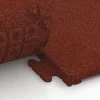 Großaufnahme vom Verbindungssystem von WARCO-Boden 7053 - Patio Tile Linea im Farbdesign Brick red. Abmessungen 50 x 50 x 3 cm | 0,25 m².