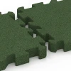 Großaufnahme vom Verbindungssystem von WARCO-Boden 6407 - Playground Safety Tile – 220 cm im Farbdesign Grass green. Abmessungen 50 x 50 x 6 cm | 0,25 m².