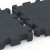 Großaufnahme vom Verbindungssystem von WARCO-Boden 6319 - Interlocking playground safety tile im Farbdesign Slate grey. Abmessungen 50 x 50 x 6 cm | 0,25 m².