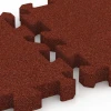 Großaufnahme vom Verbindungssystem von WARCO-Boden 6306 - Interlocking playground safety tile im Farbdesign Brick red. Abmessungen 50 x 50 x 5 cm | 0,25 m².