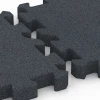 Großaufnahme vom Verbindungssystem von WARCO-Boden 6317 - Interlocking playground safety tile im Farbdesign Slate grey. Abmessungen 50 x 50 x 5 cm | 0,25 m².