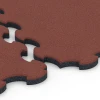 Großaufnahme vom Verbindungssystem von WARCO-Boden 6392 - Stallmatte Puzzle im Farbdesign Brick red. Abmessungen 102,5 x 102,5 x 3 cm | 1,05 m².