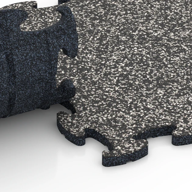 Großaufnahme vom Verbindungssystem von WARCO-Boden 6760 - Pool Surround Tiles im Farbdesign Dark Grey Granite. Abmessungen 44,6 x 44,6 x 1,8 cm.