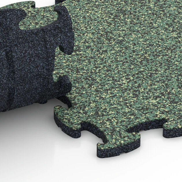 Großaufnahme vom Verbindungssystem von WARCO-Boden 6762 - Pool Surround Tiles im Farbdesign English Lawn. Abmessungen 44,6 x 44,6 x 1,8 cm.