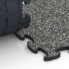 Großaufnahme vom Verbindungssystem von WARCO-Boden 6823 - Fitness Active Floor System im Farbdesign Dark Grey Granite. Abmessungen 44,6 x 44,6 x 1,8 cm.