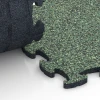 Großaufnahme vom Verbindungssystem von WARCO-Boden 6825 - Fitness Active Floor System im Farbdesign English Lawn. Abmessungen 44,6 x 44,6 x 1,8 cm.
