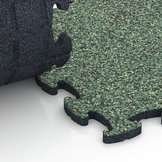 Großaufnahme vom Verbindungssystem von WARCO-Boden 6825 - Fitness Active Floor System im Farbdesign English Lawn. Abmessungen 44,6 x 44,6 x 1,8 cm.